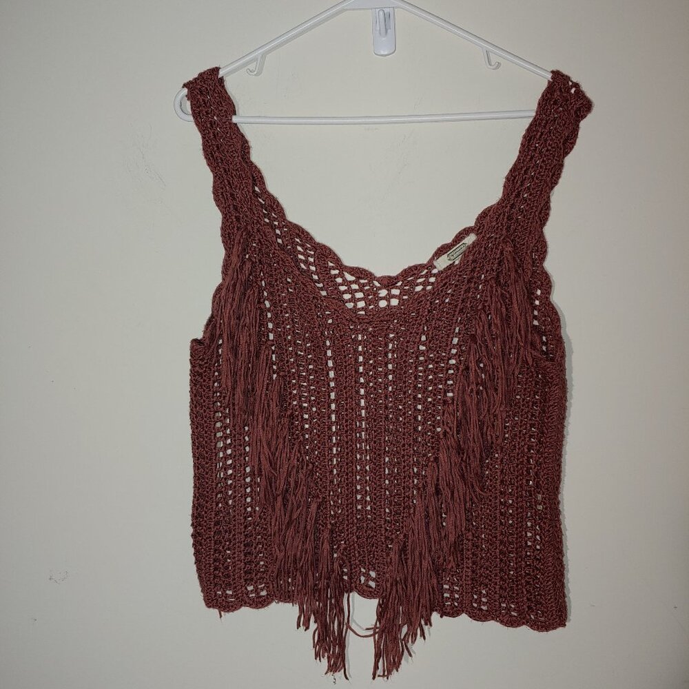 Gimmicks by BKE Open Stitch Crochet Fringed Sleeveless Crop Top Size M Brown